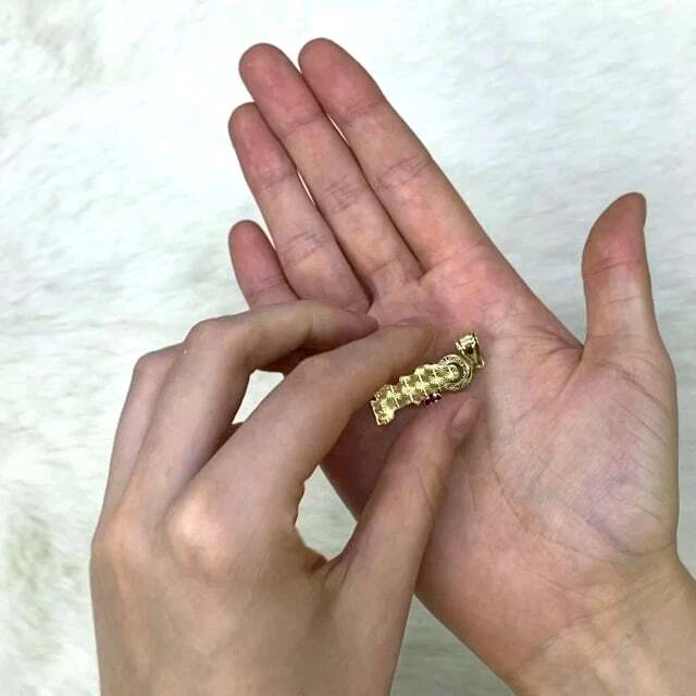 Colgante religioso San Lázaro rubí talla diamante amarillo y blanco oro 10K 1,57" Foto 3 de 4