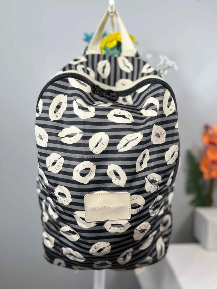 Mochila plegable empaquetable de nailon con estampado de labios MARC BY MARC JACOBS