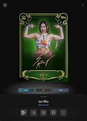 VIDEOGAME Topps WWE Slam 26 - MAIN EVENT EMERALD ELITE Signature - IYO SKY