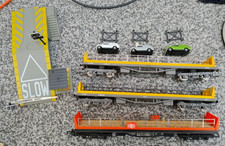 HORNBY R6398 CARFLAT WAGON 3 MINI VANS, 2 extra Carflats & R8260 Loading Ramp