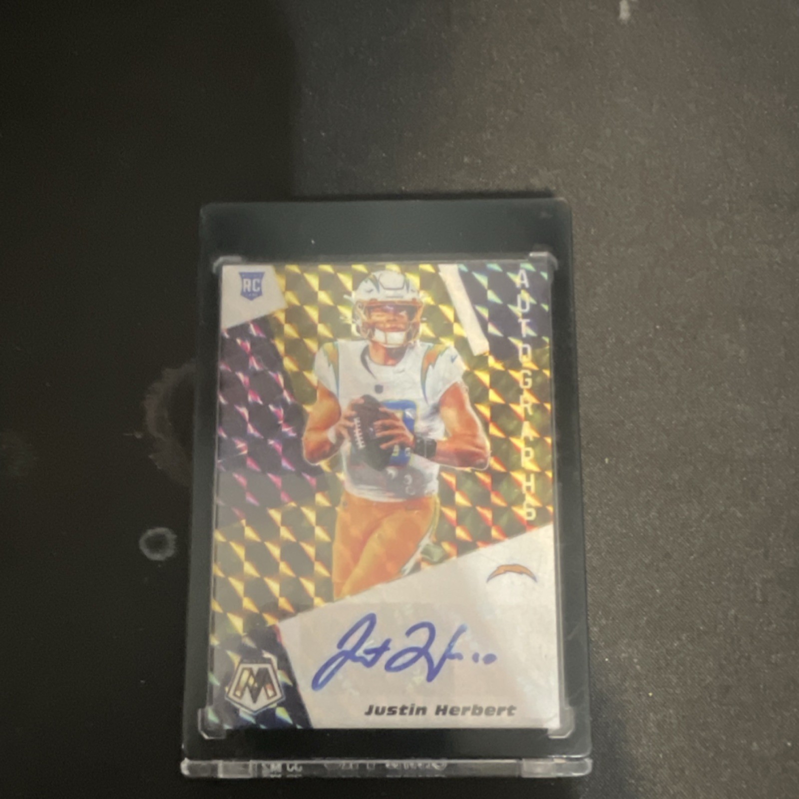 2020 Panini Mosaic Justin Herbert Rookie Autograph Gold Prizm #RA4 /10 Chargers