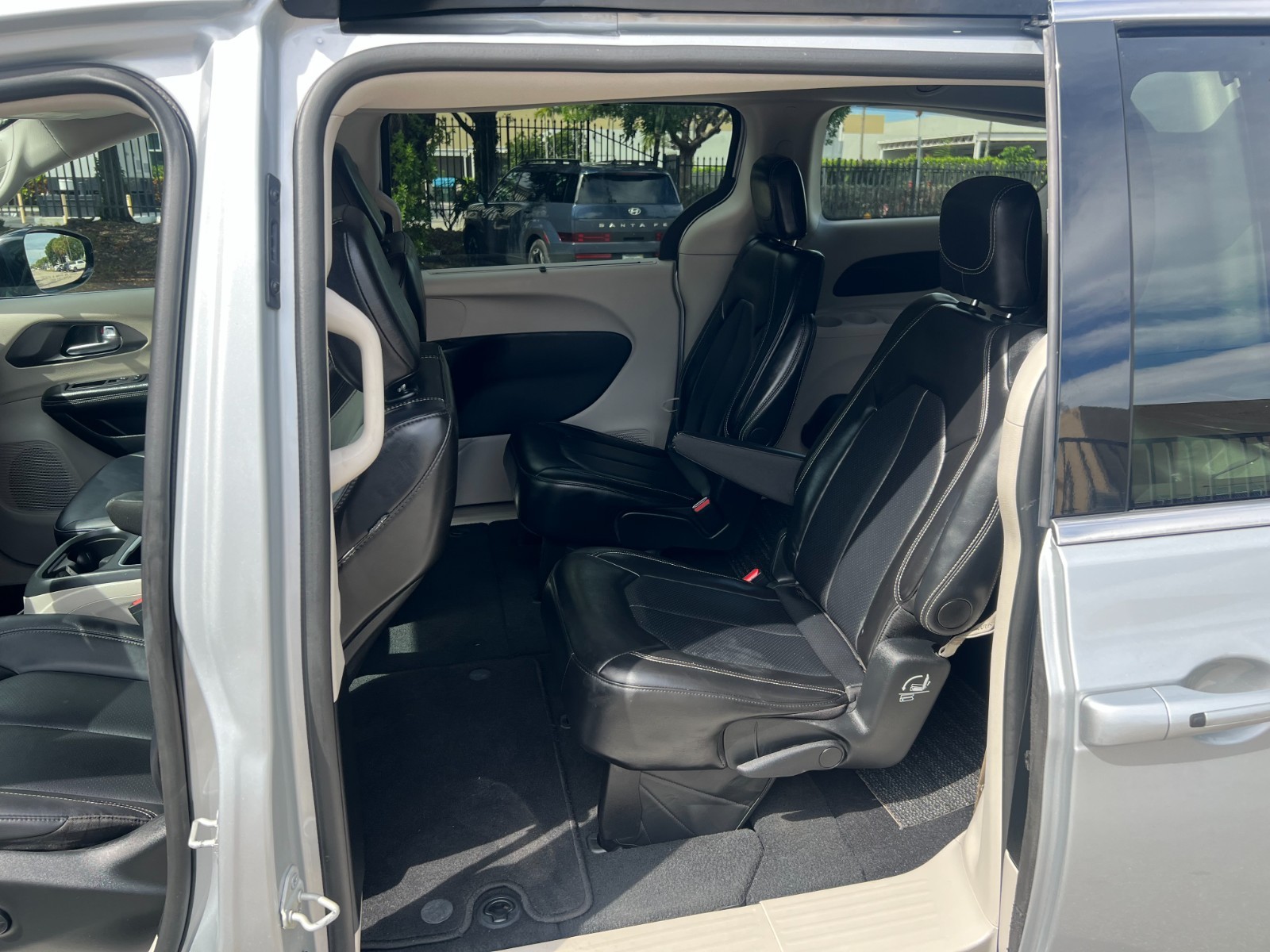 Chrysler Pacifica - Image 24