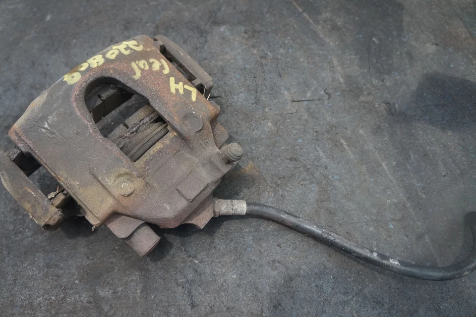 Pinça de freio traseira esquerda e suporte OEM Ferrari Mondial 8 1982 - Imagem 2 de 4