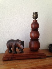 Rare et beau pied de lampe en bois avec ours sculpté foret noire vintage 