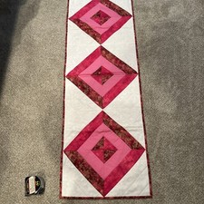 Neuf fait main aux USA. Coureur de meubles 48 ”X 16” par Master Quilter Mama Bear.