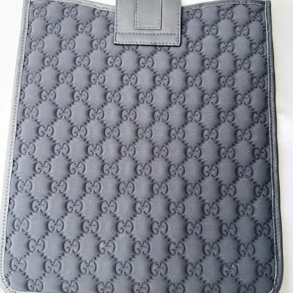 Auténtica Funda/Funda Gucci GG Negra Tela Acolchada Tablet iPad Foto 3 de 4