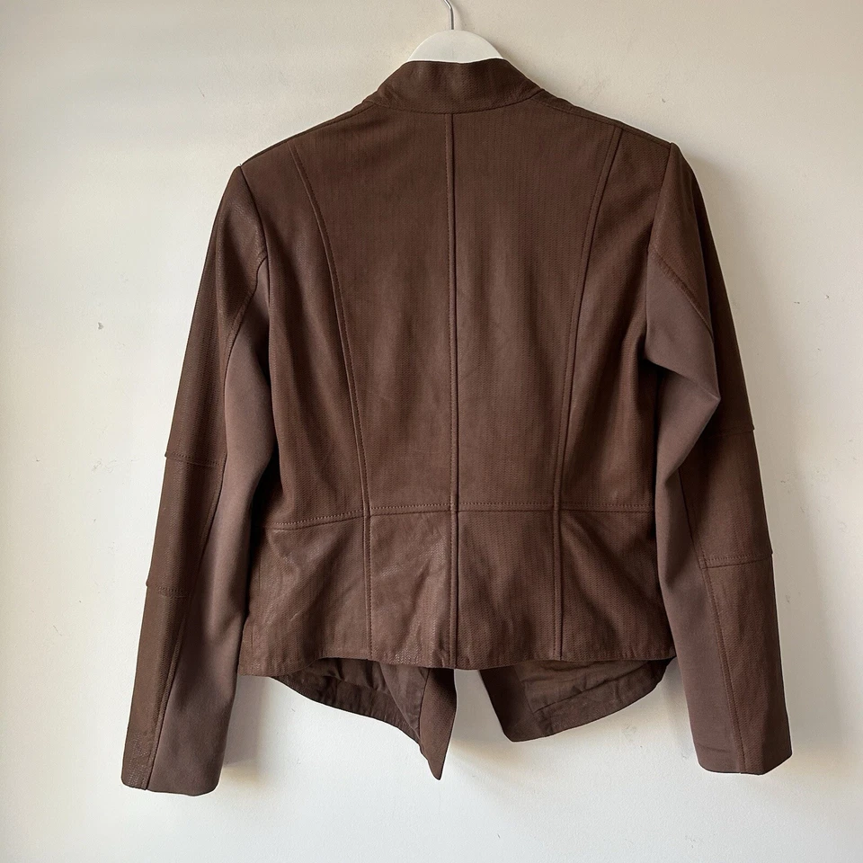 Jaqueta de couro estampada tonal frontal aberta G.I.L.I tamanho 8 bolsos marrom chocolate - Imagem 3 de 4