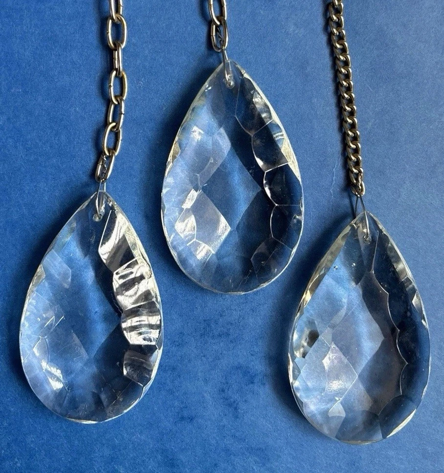 Schlüsselanhänger mit tropfenförmigen Kristallelementen