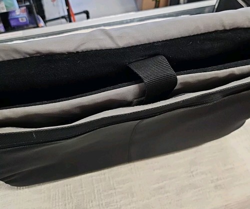 Belkin Black Messenger Back Padded For Laptop 14"x17"x5" - Picture 7 of 8