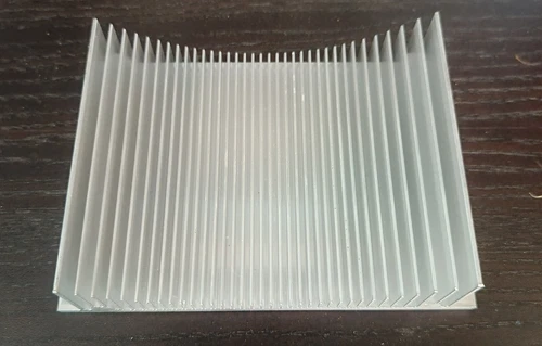 Dissipatore in alluminio di medie dimensioni
