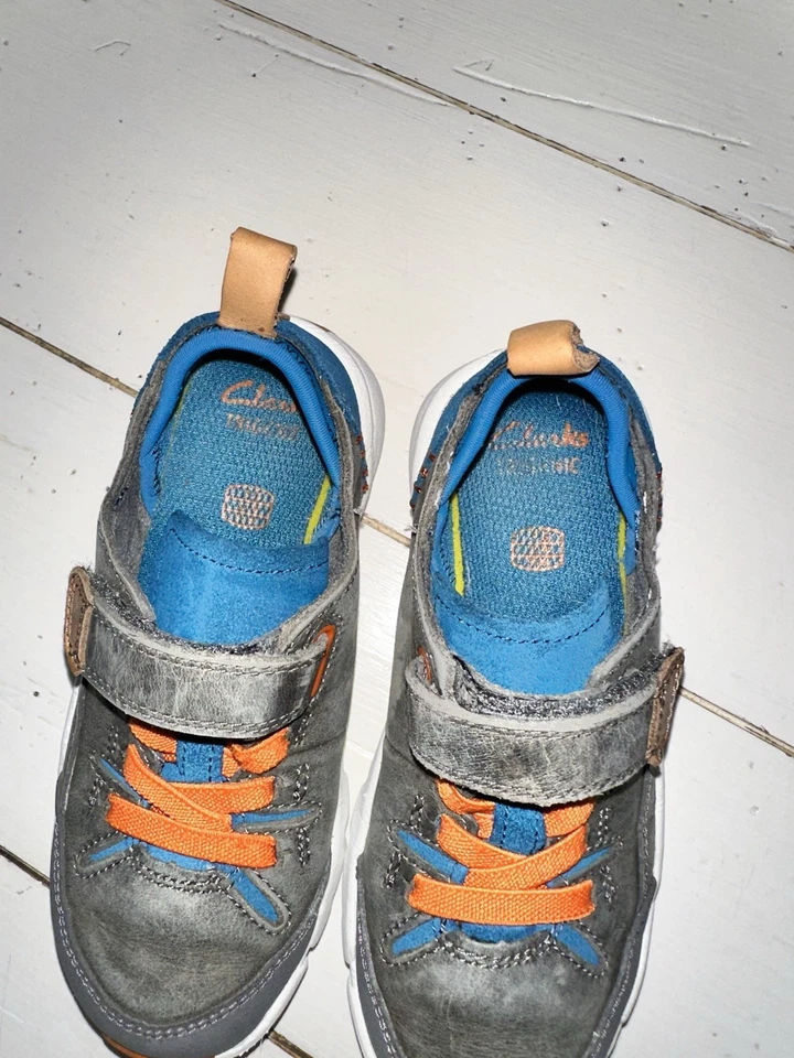 Zapatillas deportivas Clarks de cuero gris claro de 9,5 anchas para niños pequeños Foto 3 de 4