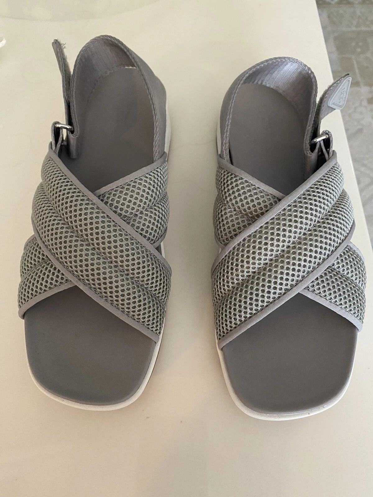 Sandali grigi Ugg Nella taglia 8