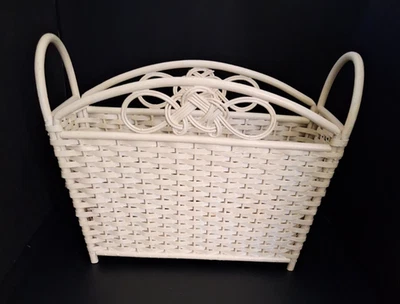 VTG 1960's Celtic Knot Handled Footed White Wicker Magazine Rack Cottage Style - Image 1 of 4