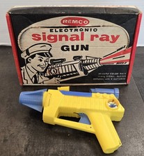 1950s UNUSED VINTAGE REMCO ELECTRONIC SIGNAL RAY GUN w BOX WORKING YELLOW