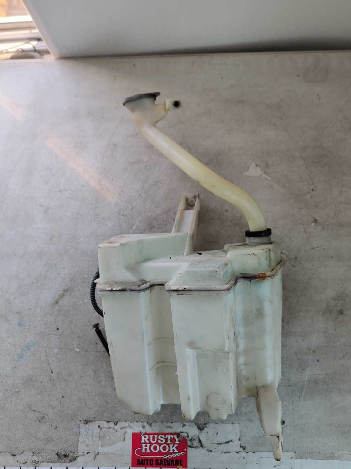 2010 NISSAN VERSA Windshield Washer Bottle W/pump