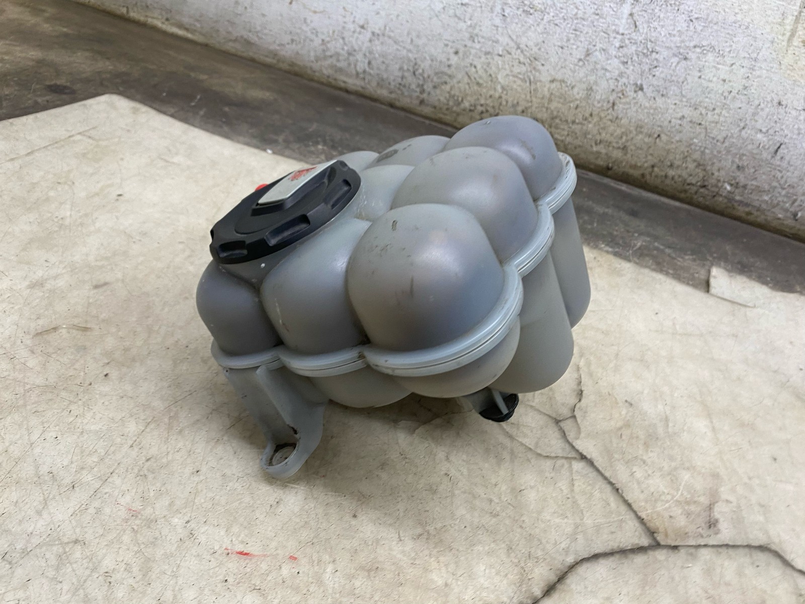 2015-2020 BENTLEY BENTAYGA 6.0L W12 COOLANT FLUID RESERVOIR BOTTLE 4M0121403C