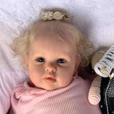 Niedliche Rebornpuppe  Ellie  mit weichem Stoffkörper   liebevoll gestaltet