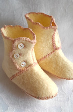 Vintage Wool Felt Baby Booties - cream with pink trim