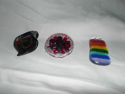 MODERN ART STUDIO GLAS BROSCHE + HALSKETTE ANHÄNGER + REGENBOGEN TROPFEN ~ KONVOLUT