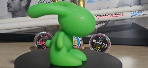 Blink-182 Rare 2009 Green Bunny Figure - Limited Edition (Out of 500) - Bild 2 von 4