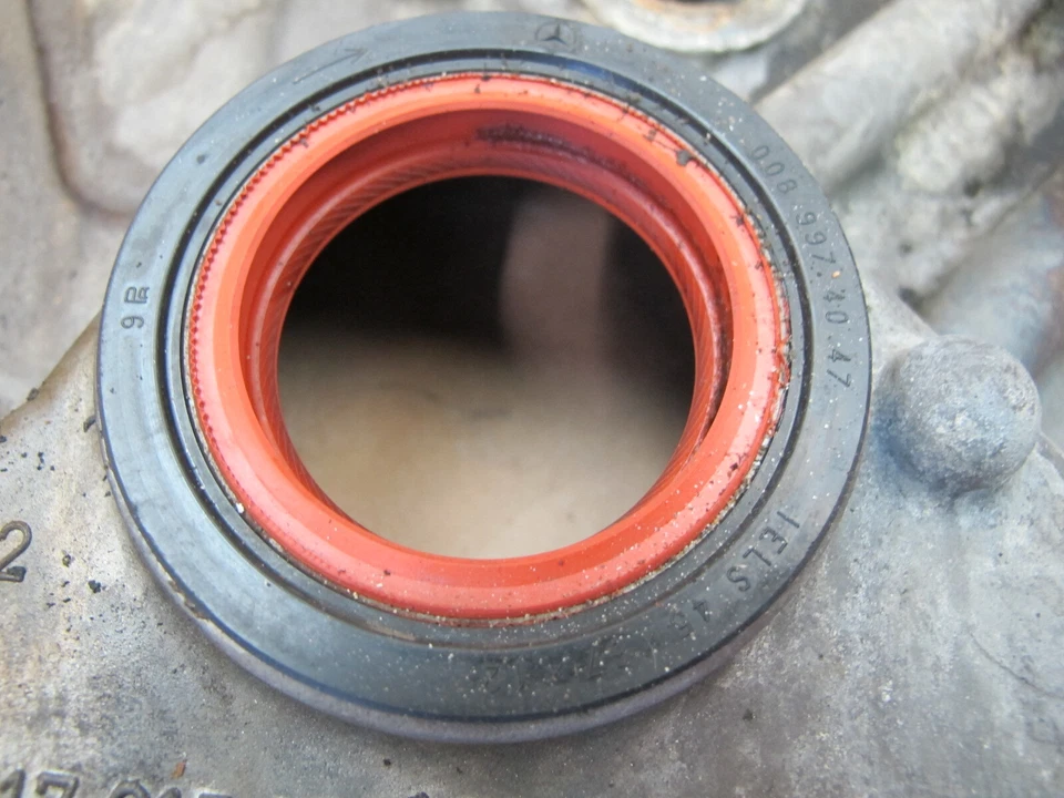 🥇86-91 MERCEDES W126 560SEL ENGINE TIMING COVER R1170151901 OEM - Image 4 of 4