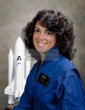 ASTRONAUT JUDITH RESNIK OFFICIAL PORTRAIT NASA 8.5X11 PHOTO