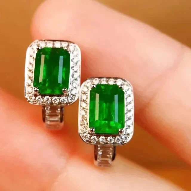 Pendientes de aro para mujer con halo de esmeralda verde corte esmeralda de 3 quilates enchapados en oro blanco de 14 k Foto 4 de 4