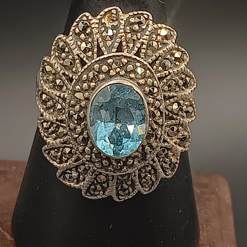 Anillo de cóctel estilo Art Deco de topacio azul y marcasita llamativo en plata de ley Foto 4 de 4
