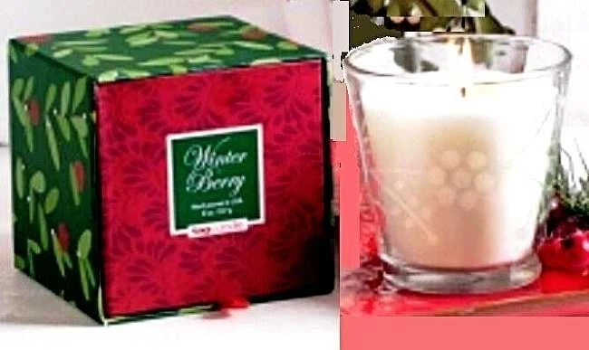 Vela perfumada de vidrio grabado Tag Jardín, Winterberry Foto 2 de 2