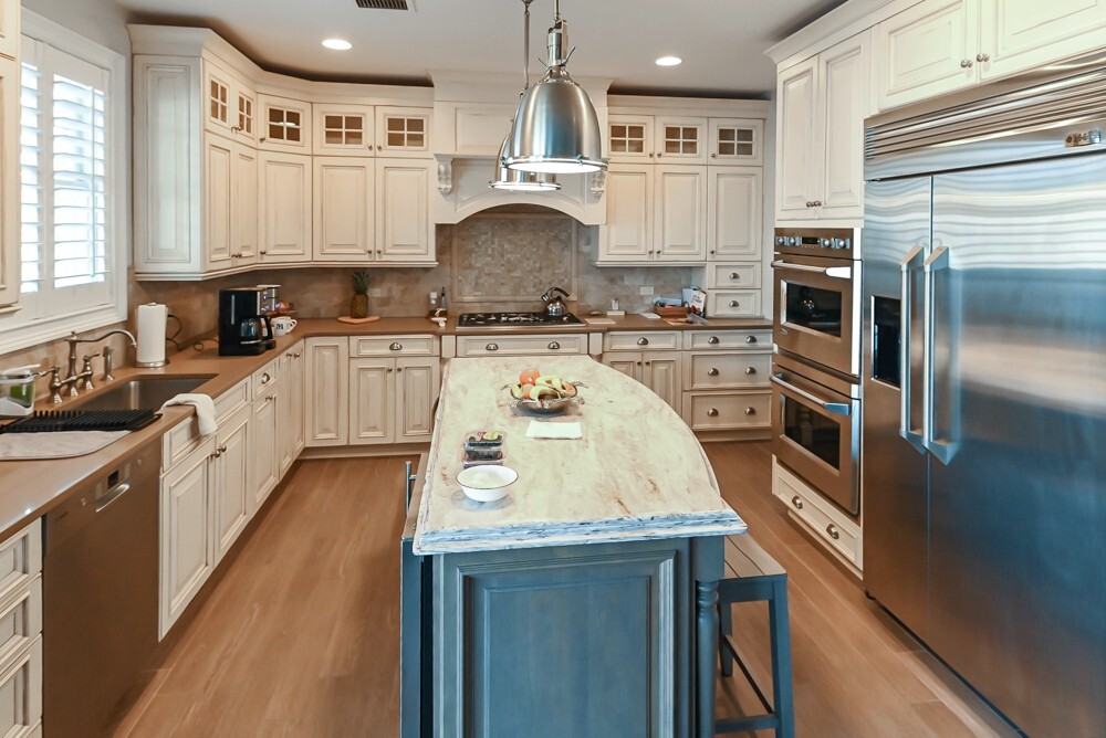 Ultracraft Traditional Cream Kitchen with Island and Appliances