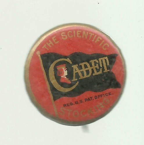 c1896 CALZA PUBBLICITARIA Spilla Pinback CALZE CADETTO Calzetteria LA CALZA SCIENTIFICA - Foto 1 di 2