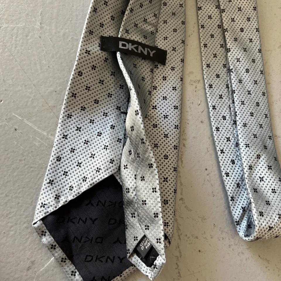 Corbata DKNY Cuello Plateada Negra Floral Lunares Moderna Para Hombre 100% Seda Foto 3 de 3