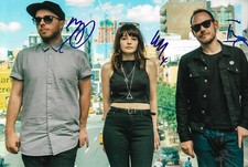 Chvrches Autogramme signed 20x30 cm Bild