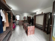 Arredamento completo  negozio abbigliamento simile per liquidazione attività