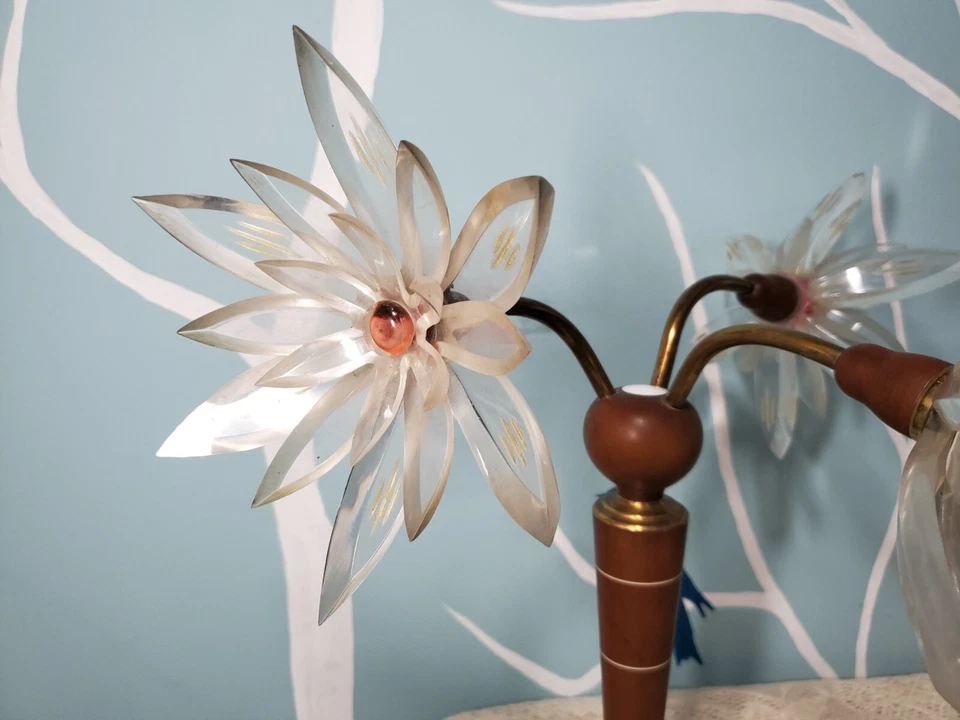 Lámpara de mesa vintage floral acrílico lirio de loto, lámpara de mesa de mediados de siglo Foto 4 de 4