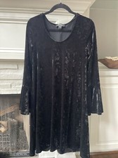 Karen Kane Bell Sleeve Velvet Shift Dress Size: L Color: black