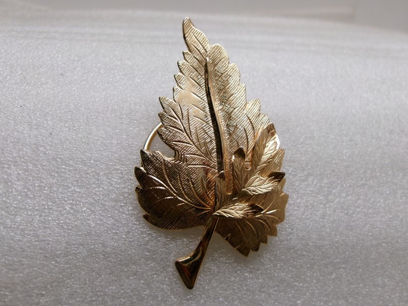 Vintage Jeri- Lou Leaves Scarf Clip Shiny Textured Gold Tone 2 1/4" Leaf Signed