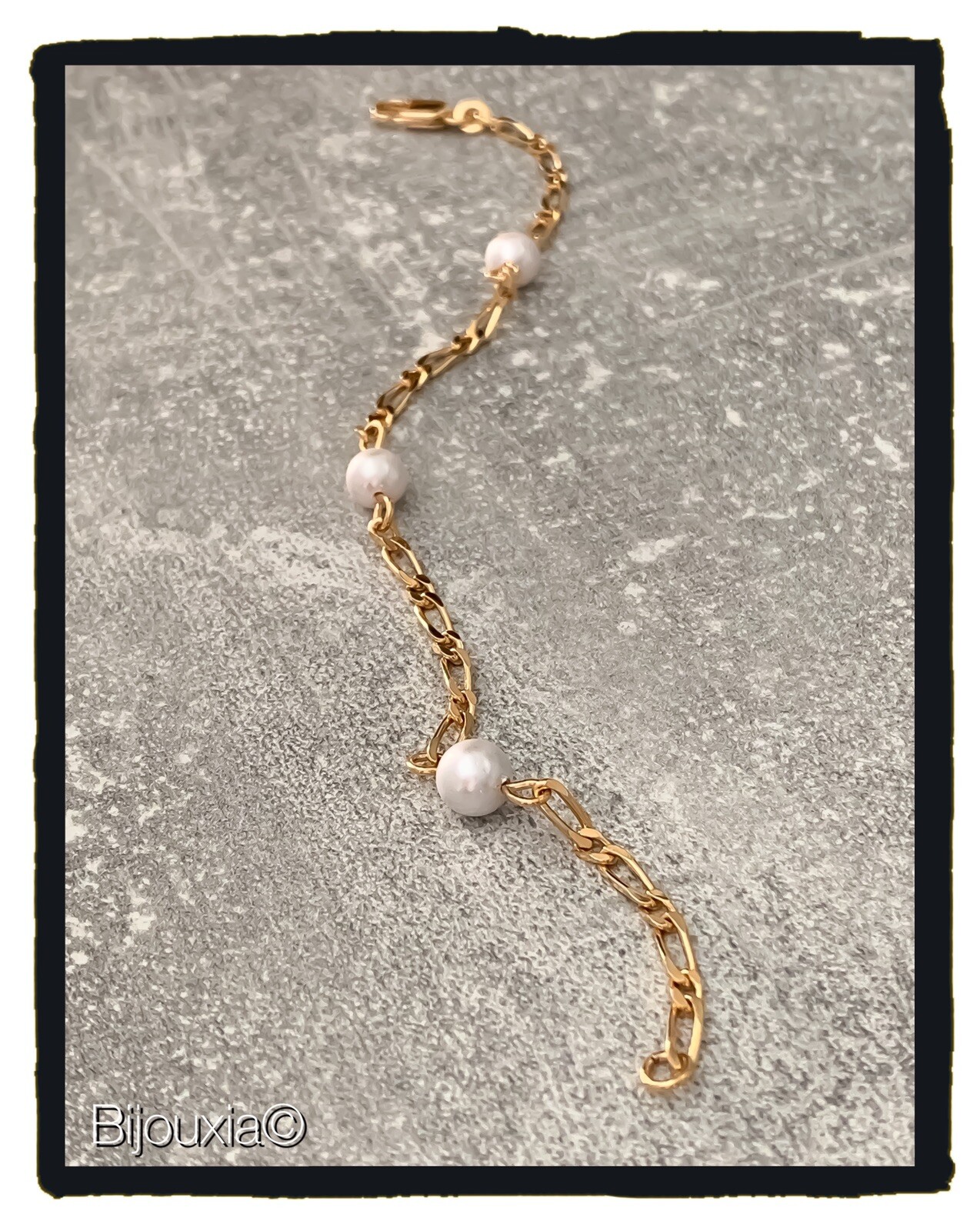 Bracelet en maille figaro et perles en plaqué or, le bijou idéal du quotidien au bureau