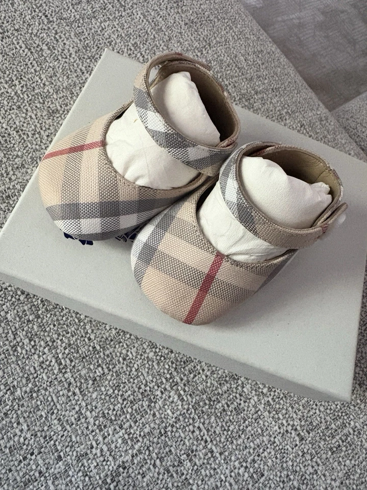 Zapatos planos Burberry para niños Mary Jane en piedra pálida talla 15 EE. UU. 0 Foto 3 de 4
