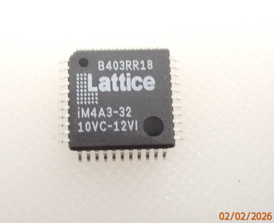 LATTICE M4A3-32/32-10VC CPLD 32Macro 32I/O 10ns SMD QFP 44-PIN UK LAGER x2 Stück