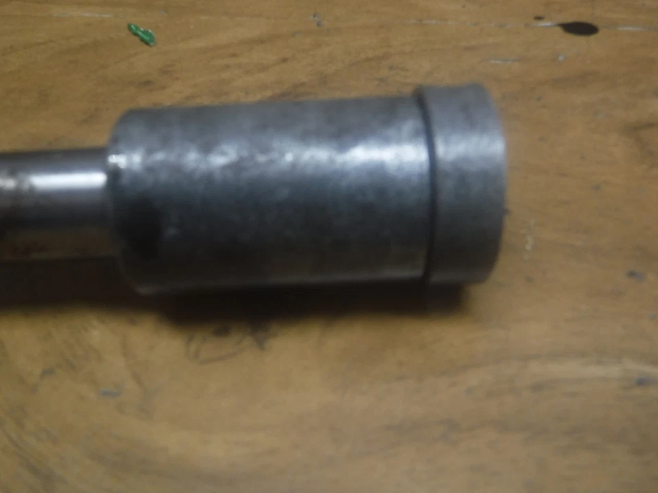 2/ 1975 75 SUZUKI GT380 GT 380 OEM EJE TRASERO LLANTA RUEDA TRASERA EJE PERNO PIVOTANTE Foto 3 de 4