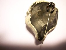 feine-Hut-Krawatten-Nadel-Pin-Granat-Gl&uuml;ckssymbol-Hufeisen