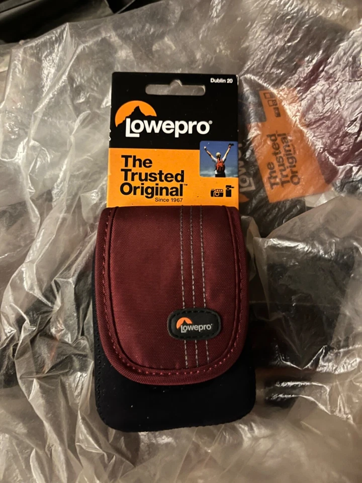 New Lowepro Dublin 20 camera case compact camera case maroon/black - Image 2 of 4