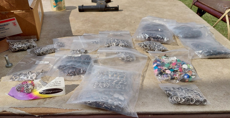 The Snapsource Size 16 Capped Prong Ring Sewing Snaps, Colored Caps