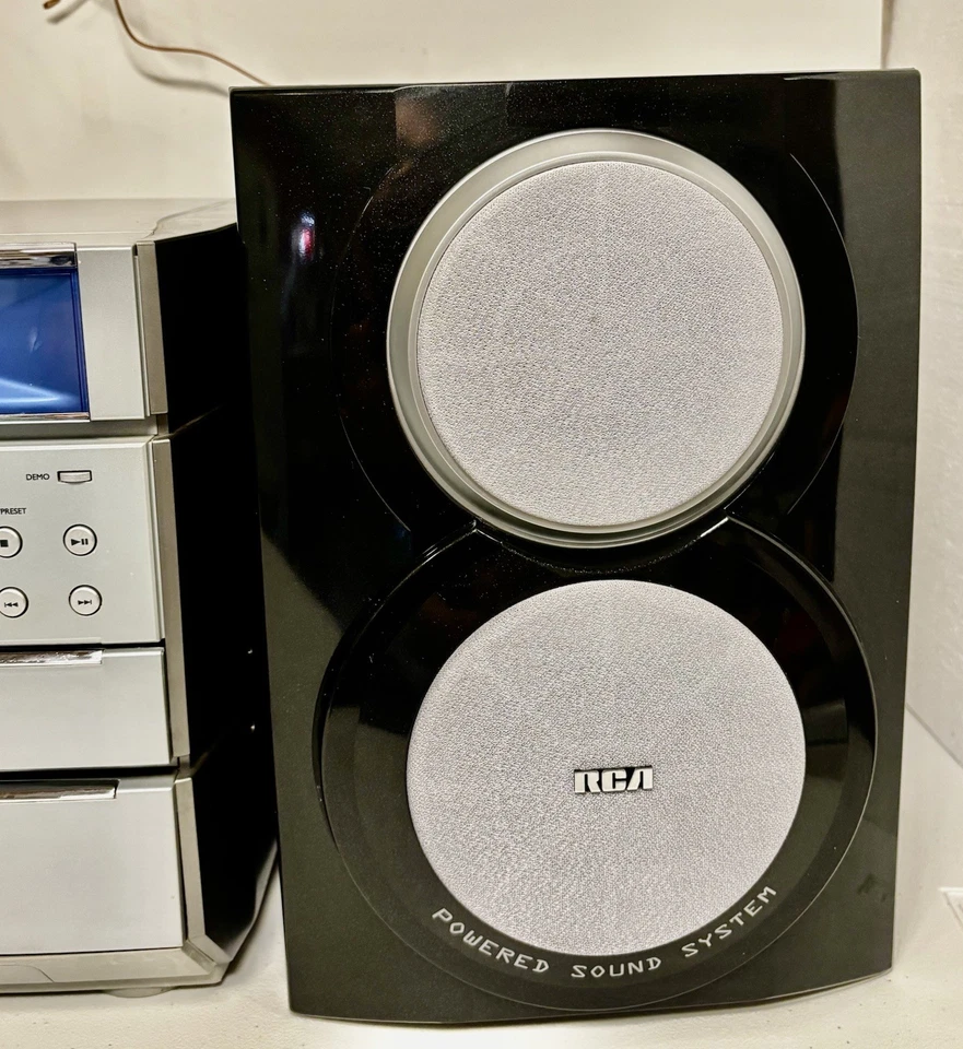 RCA RS2041 CD Stereo System 5-Disc CD Changer AM/FM 2 Model:RS2620  Speaker - Image 4 of 4