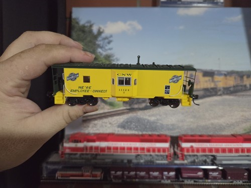 Walthers Chicago & Northwestern Bat Window Caboose - Zito Amarillo - CNW #11124 | Condition: Used