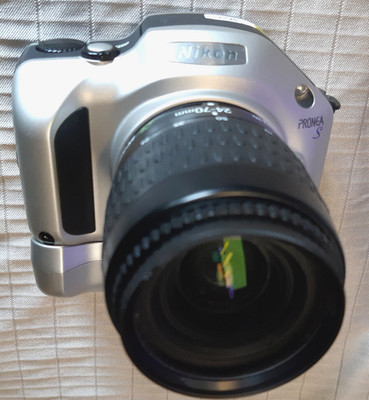 Analoge AF-APS-Spiegelreflexkamera Nikon Pronea S mit Zoom 24 - 70mm und Booster