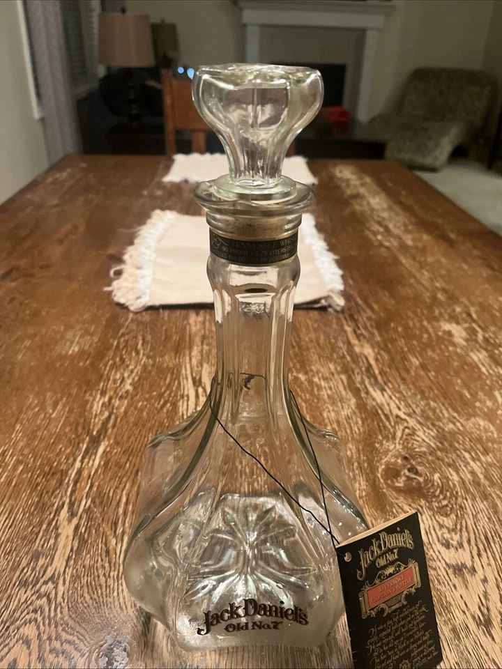 Vintage Jack Daniels Antiguo No. 7 botellas de whisky Riverboat Captain's con etiqueta. Foto 4 de 4