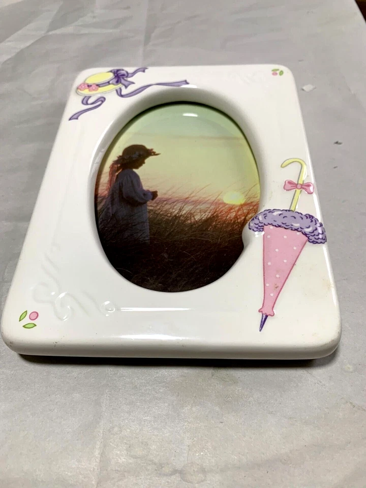 Marco de fotos vintage de porcelana envejecida 5x7 blanco con sombrero con cintas. Foto 2 de 3