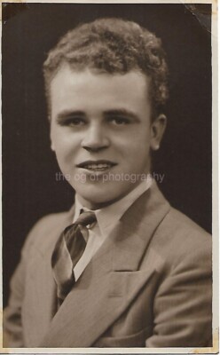 Vintage FOUND MAN PHOTOGRAPH PORTRAIT Black And White ORIGINAL 410 41 B